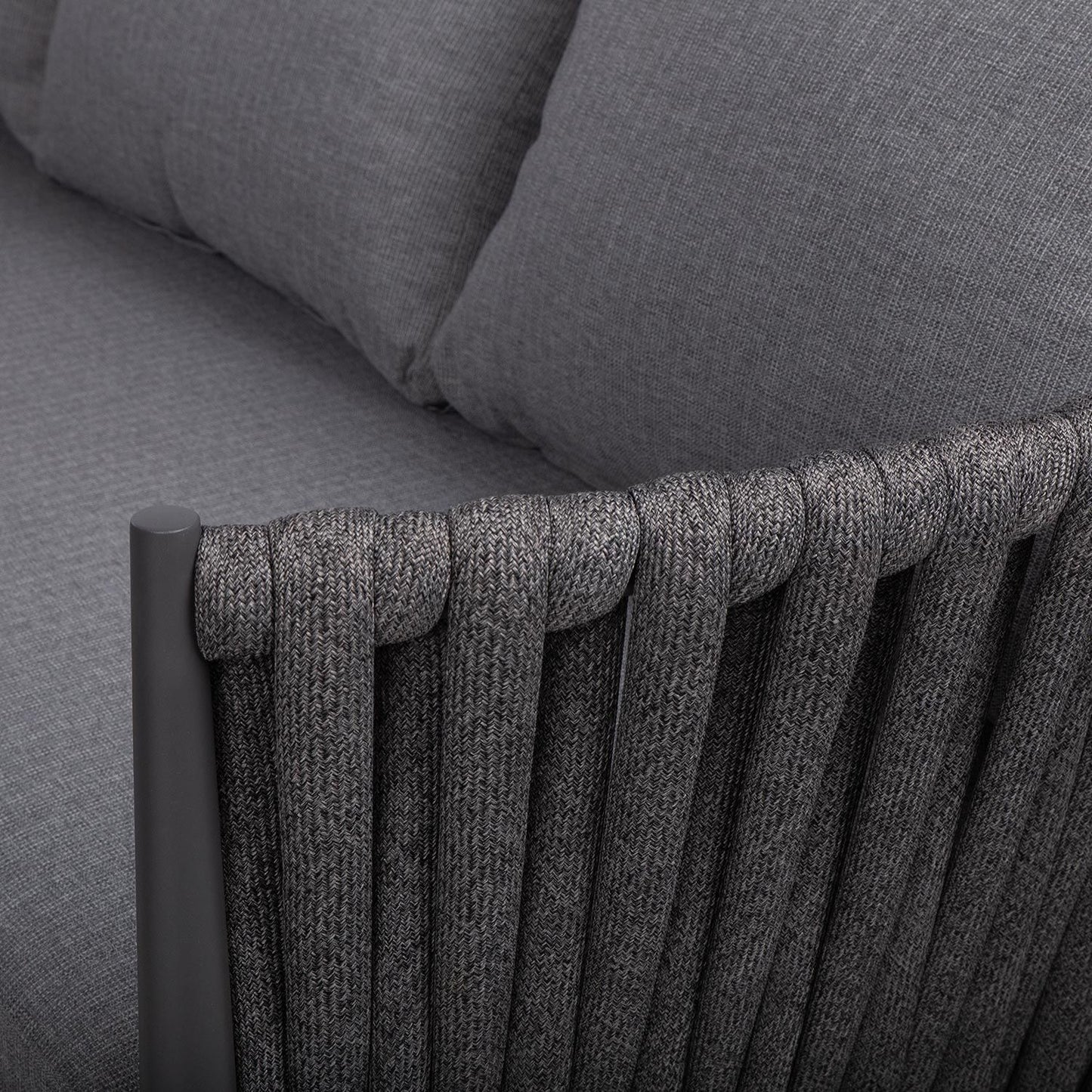 Sodo lauko baldų komplektas – kampinė sofa ir reguliuojamo aukščio stalas, pilkos spalvos.
