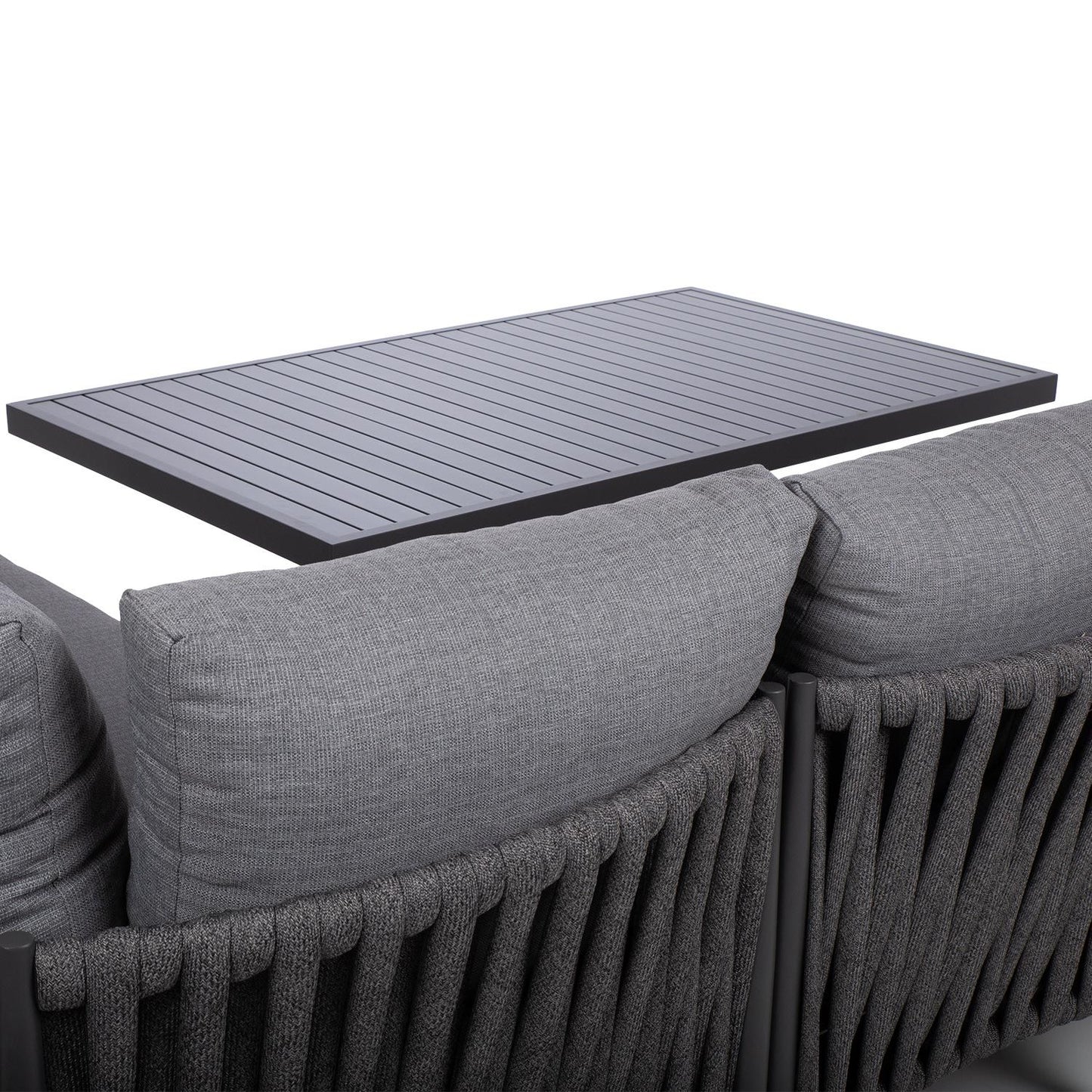 Sodo lauko baldų komplektas – kampinė sofa ir reguliuojamo aukščio stalas, pilkos spalvos.